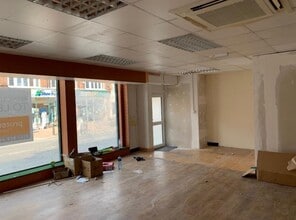 12A The Highway, Beaconsfield to rent Interior Photo- Image 2 of 2