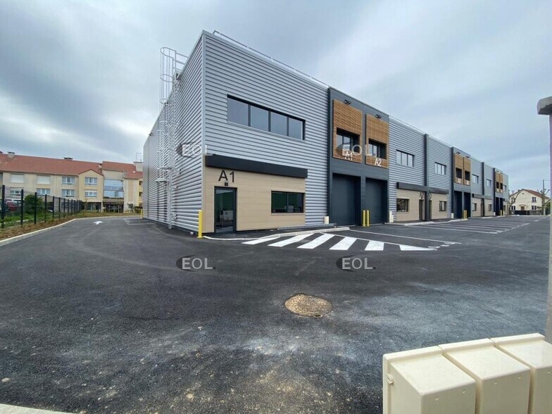 Light Industrial in Villemoisson-sur-Orge to rent - Building Photo - Image 2 of 5