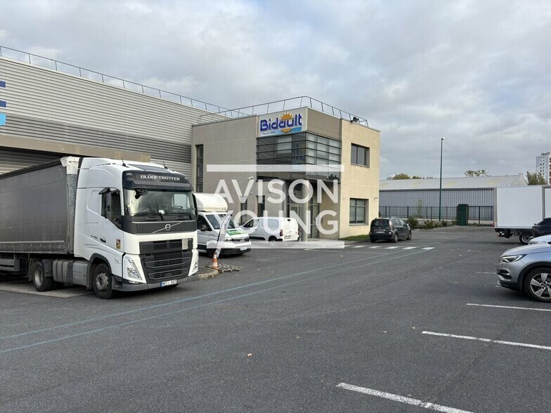 Light Industrial in Gennevilliers to rent - Building Photo - Image 2 of 12
