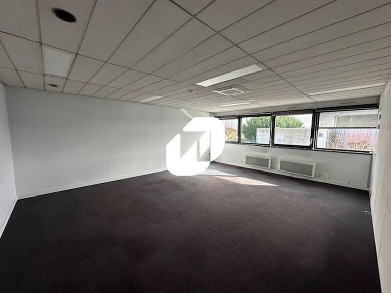 Light Industrial in Le Mesnil-Amelot to rent - Interior Photo - Image 3 of 16