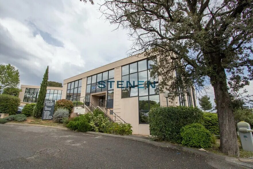 Office in Vitrolles to rent - Primary Photo - Image 2 of 9