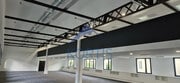 Espace contemporain lumineux avec des finitions modernes.