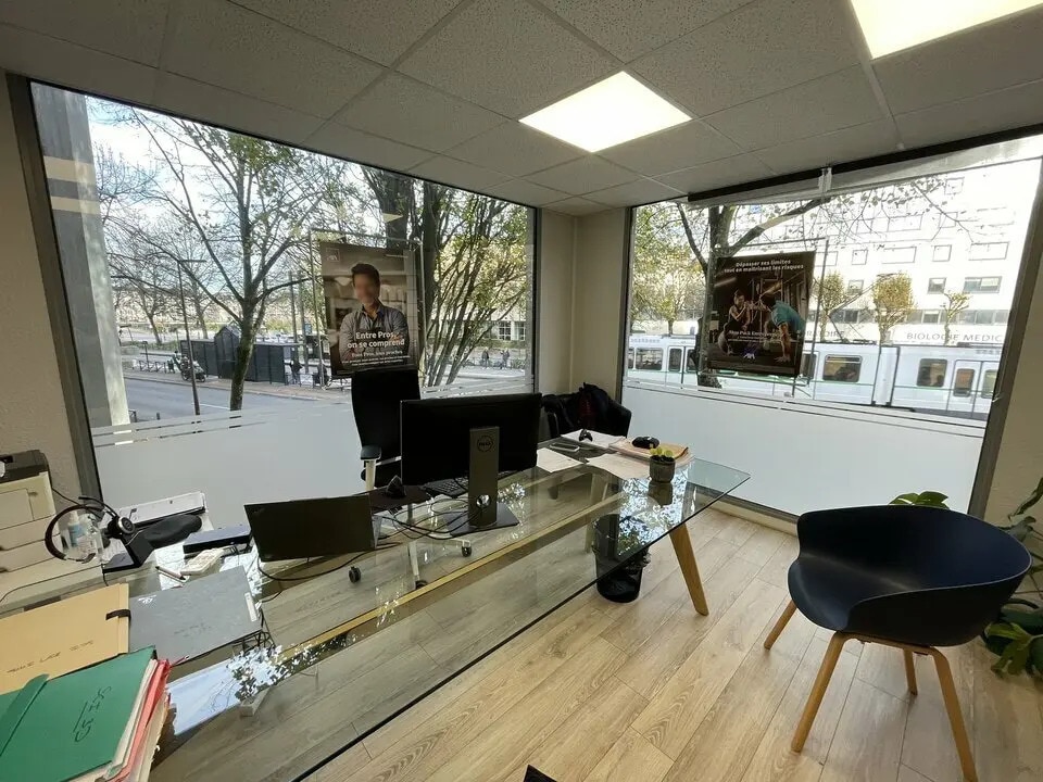 Location Commerce 125 m² - Photo 1