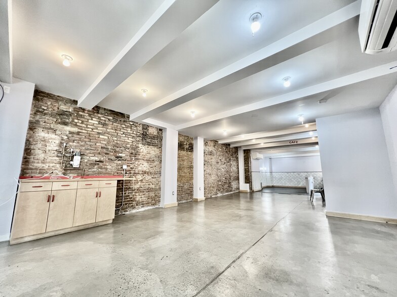 160 Huron St, Brooklyn, NY for sale - Building Photo - Image 1 of 1