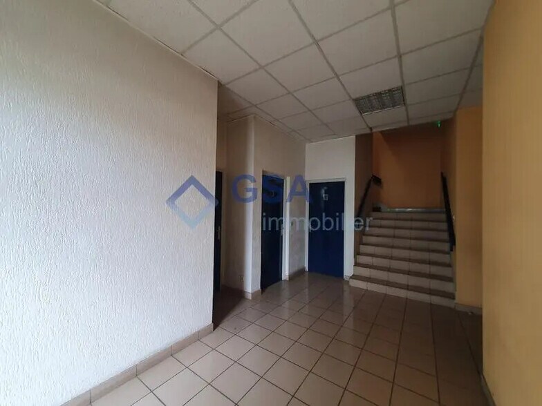 Office in Lisses to rent - Lobby - Image 2 of 9