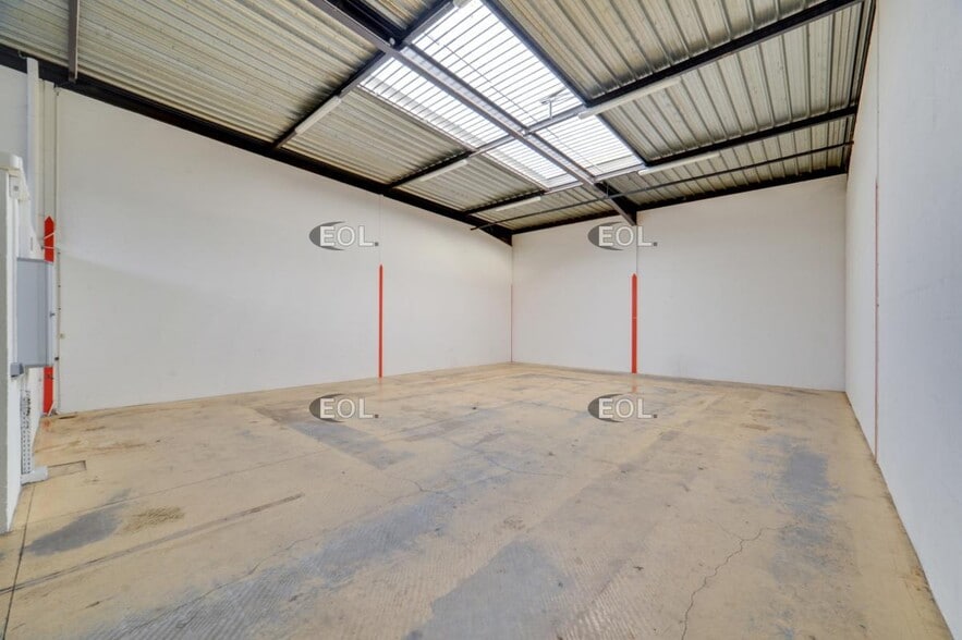 Light Industrial in SAINT-OUEN-L'AUMONE to rent - Building Photo - Image 3 of 7