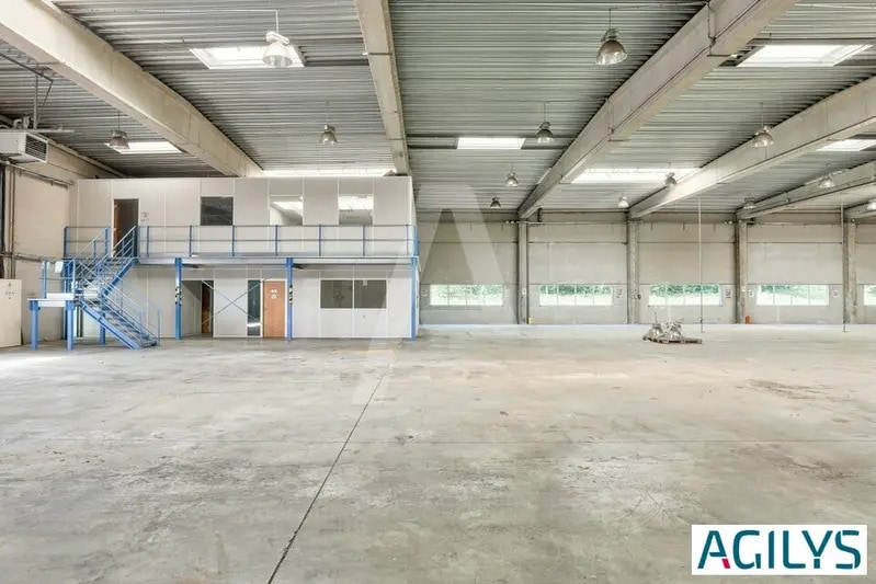 8 Rue Jacqueline Auriol, Chilly-Mazarin to rent - Building Photo - Image 2 of 7