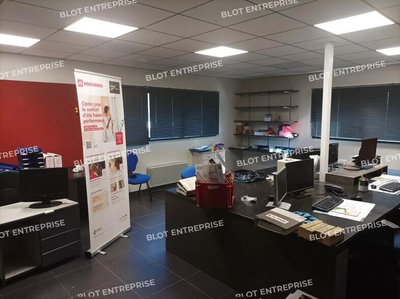 Light Industrial in Hénon for sale - Interior Photo - Image 2 of 8