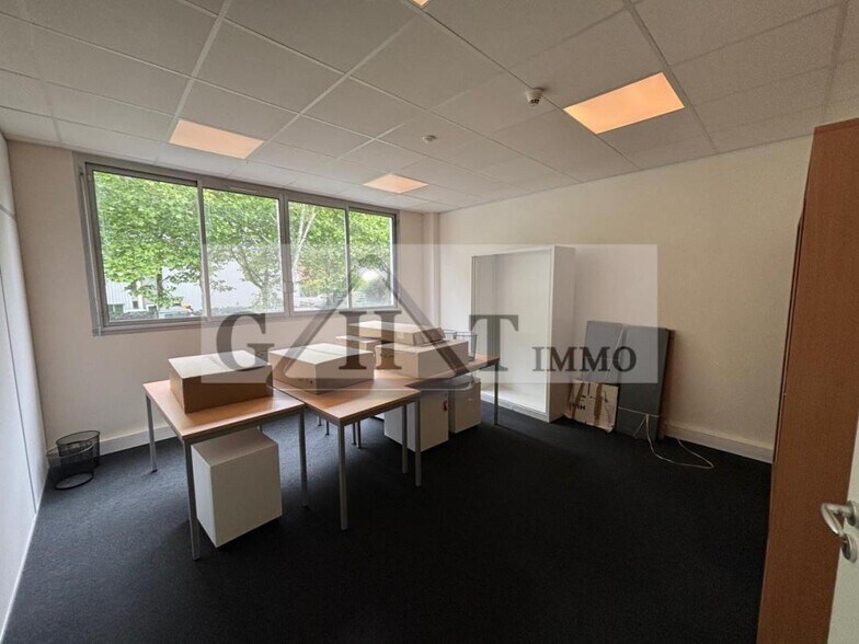 Office in Buc to rent - Interior Photo - Image 3 of 4