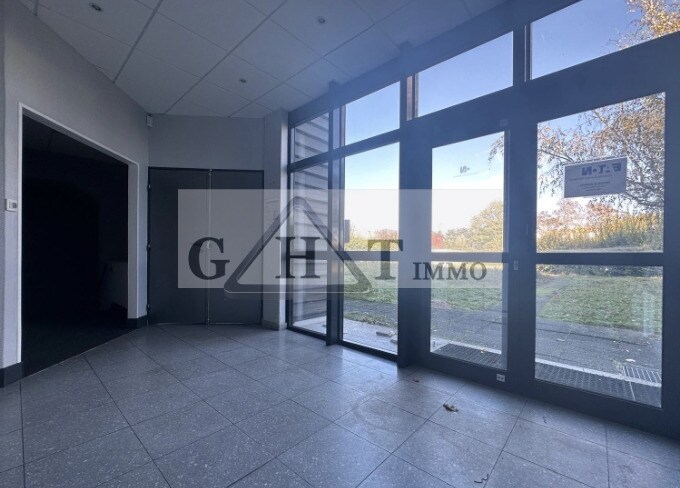 Office in Les Ulis to rent - Lobby - Image 3 of 4