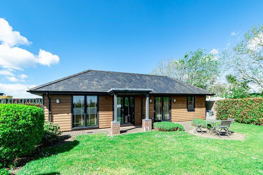 22 Ringwood Rd, Ferndown for sale - Primary Photo - Image 1 of 1