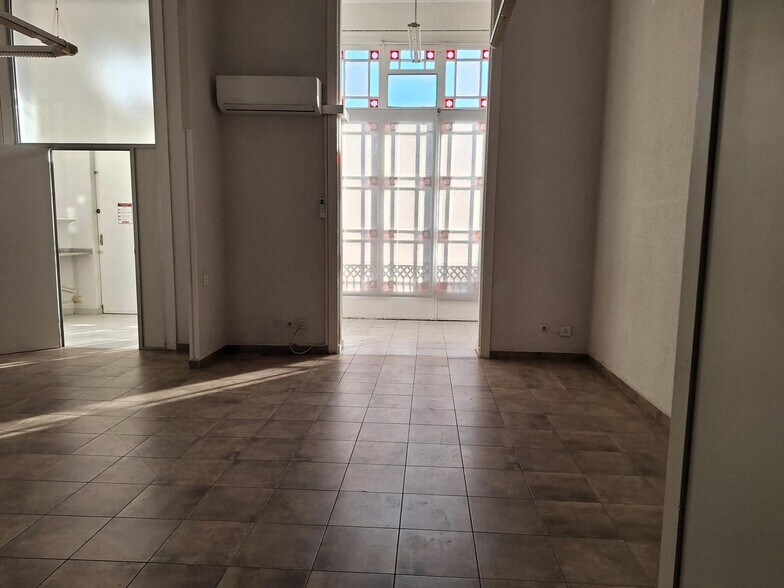 Office in Barcelona, Barcelona to rent - Interior Photo - Image 2 of 2