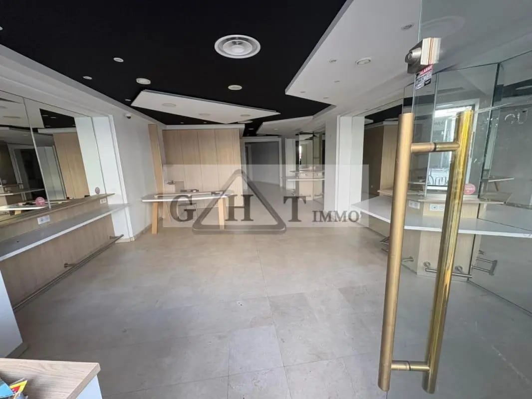 Retail in Paris for sale Interior Photo- Image 1 of 7