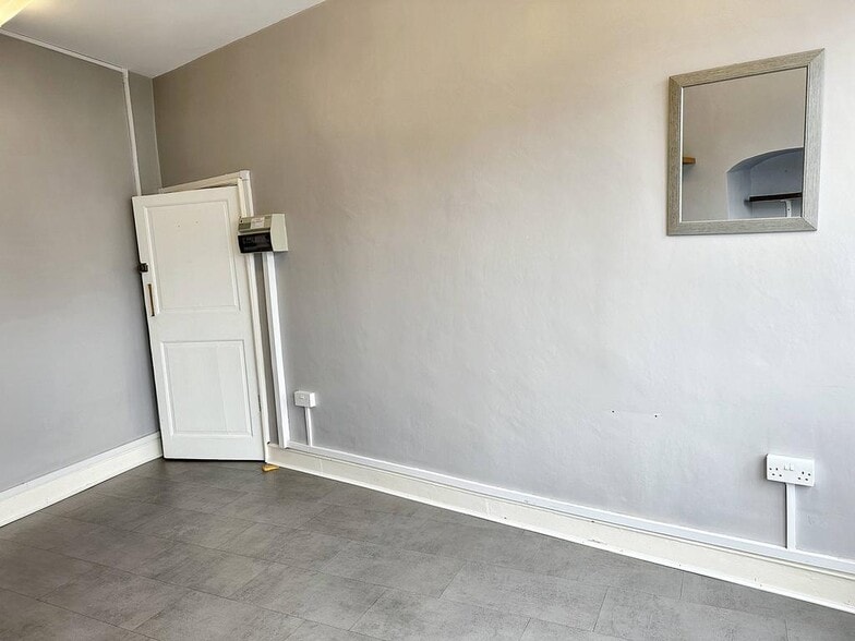 30-31 Bridge St, Doncaster to rent - Interior Photo - Image 3 of 6