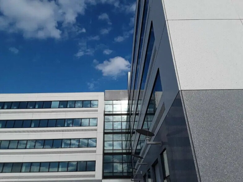 Office in Bezons to rent - Building Photo - Image 1 of 7