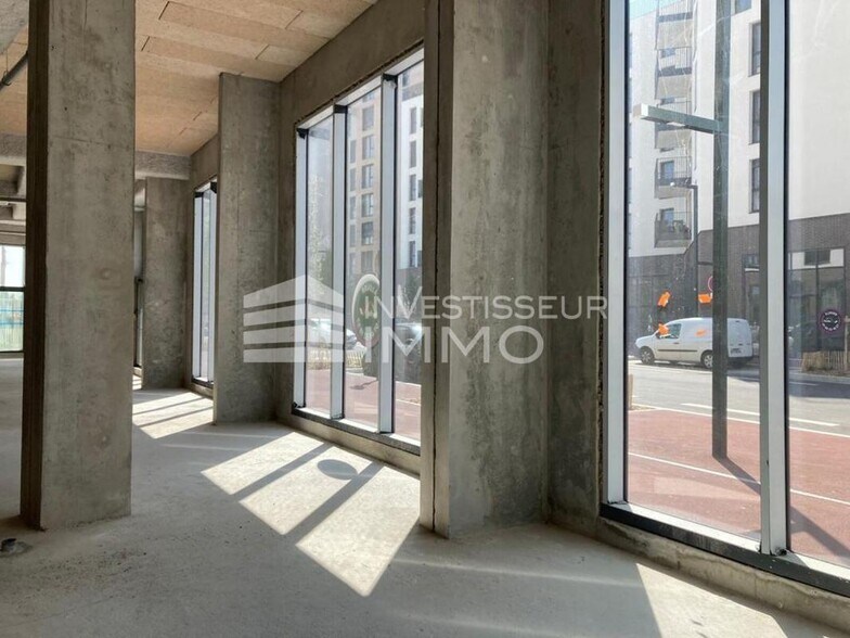 Retail in Bagneux to rent - Interior Photo - Image 2 of 4