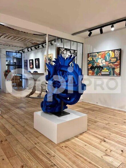 Retail in Lyon to rent - Interior Photo - Image 2 of 6