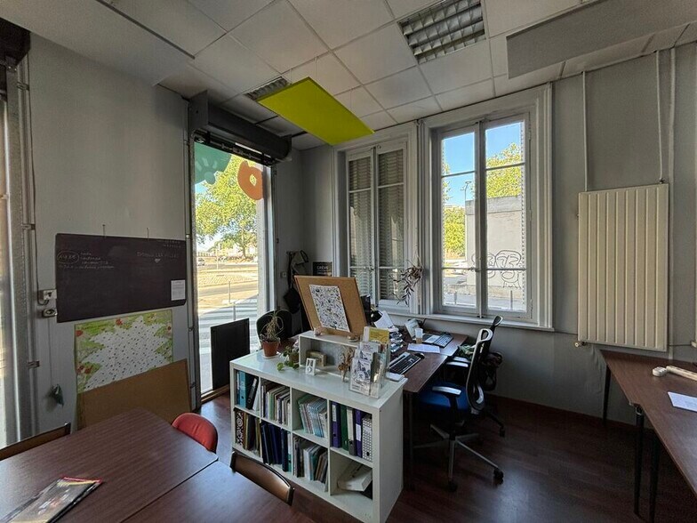 Retail in Lyon 9 to rent - Interior Photo - Image 2 of 11