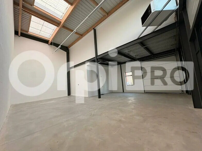 Light Industrial in Lieusaint to rent - Interior Photo - Image 2 of 7