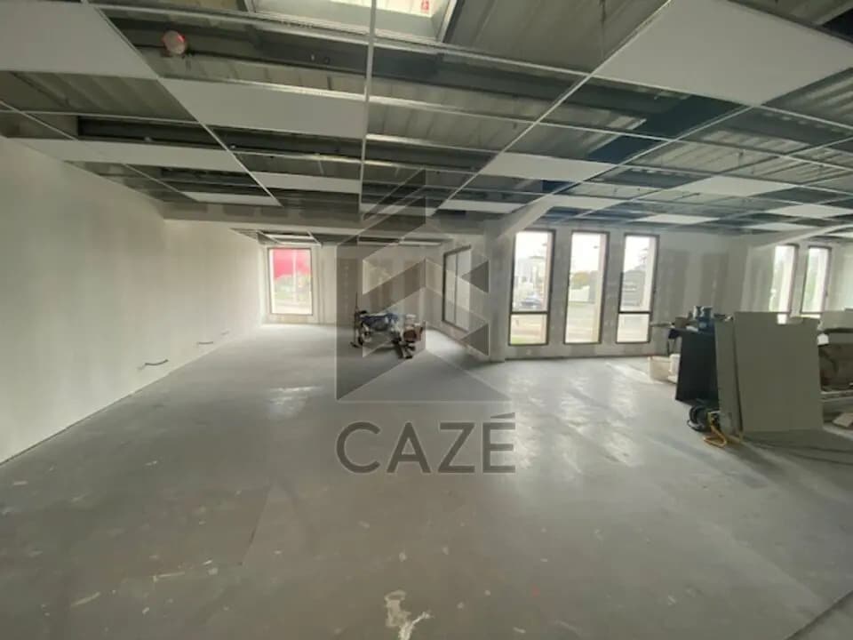 Office in Villenave-d'Ornon to rent Interior Photo- Image 1 of 6