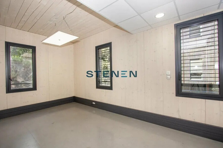 Office in Aix-en-Provence to rent - Building Photo - Image 3 of 10