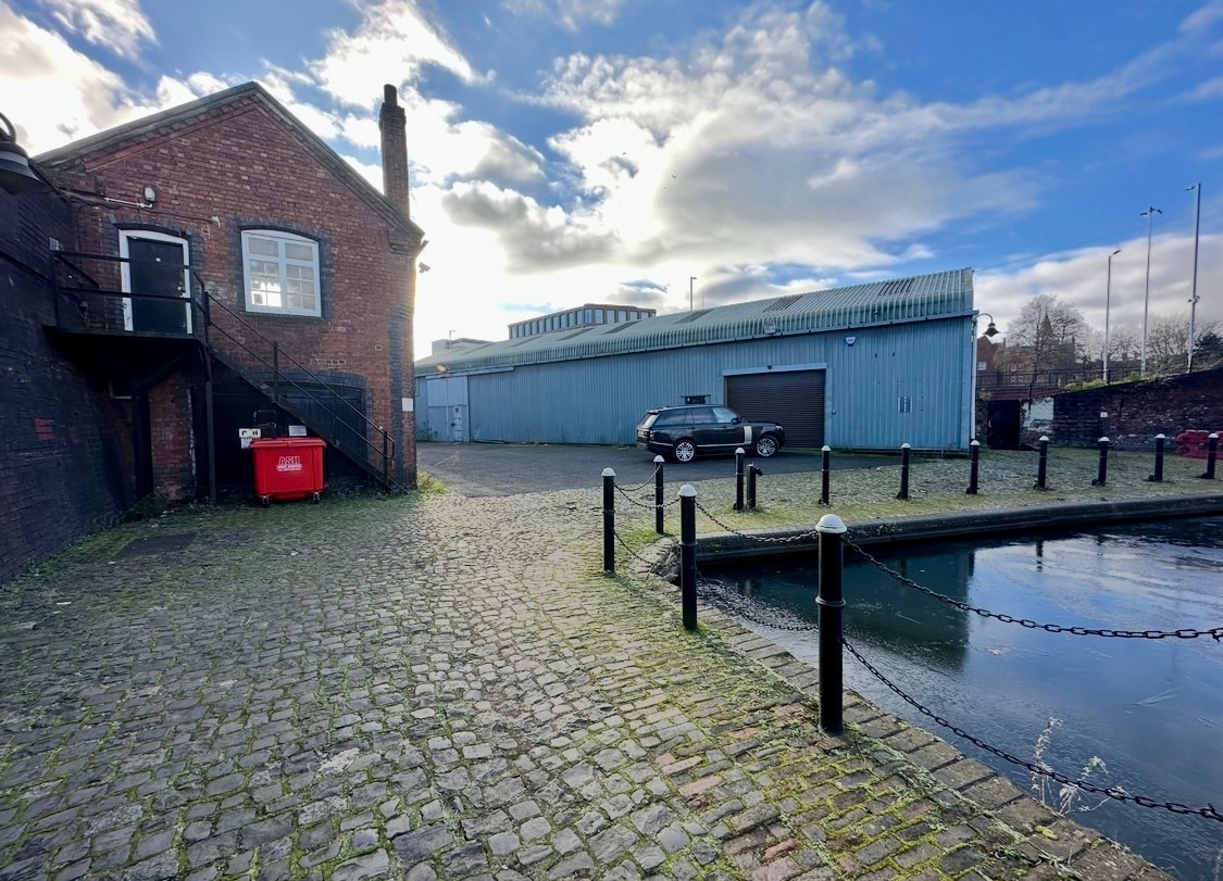 Wednesfield road, Wolverhampton to rent Primary Photo- Image 1 of 9