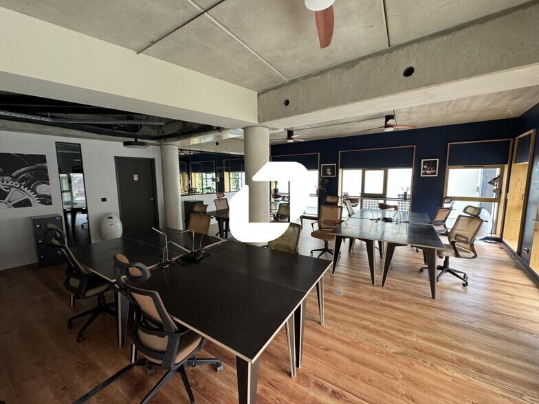 Office in Ivry-sur-Seine to rent - Interior Photo - Image 1 of 6