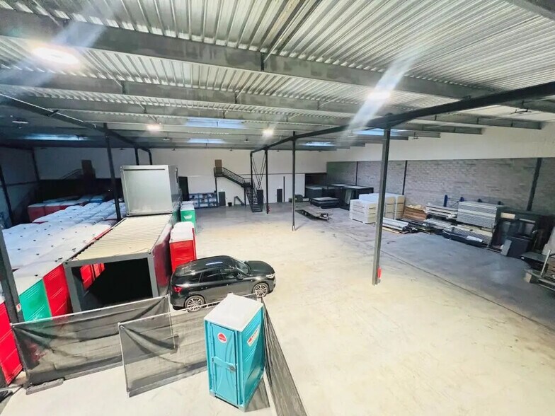 Light Industrial in Buc to rent - Building Photo - Image 2 of 14