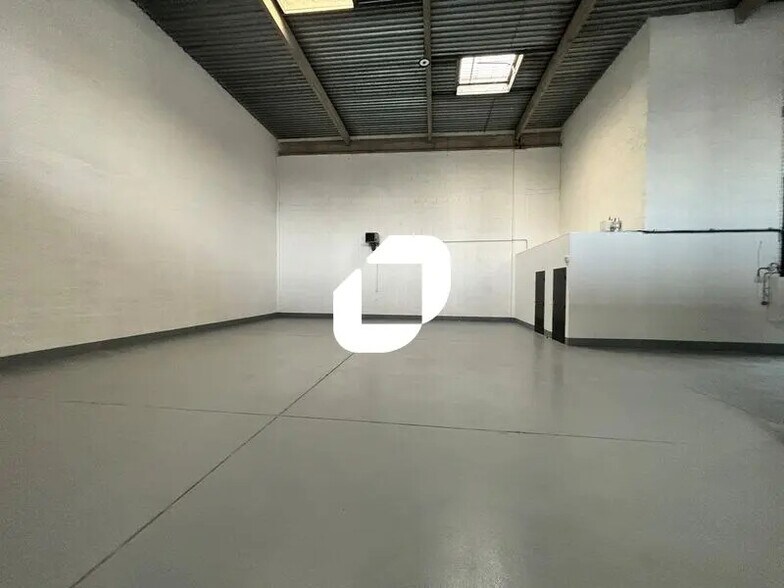 Light Industrial in Lisses to rent - Interior Photo - Image 3 of 7