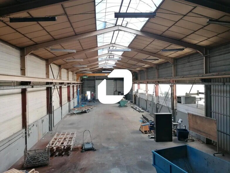 Light Industrial in Jassans-Riottier to rent - Interior Photo - Image 3 of 10