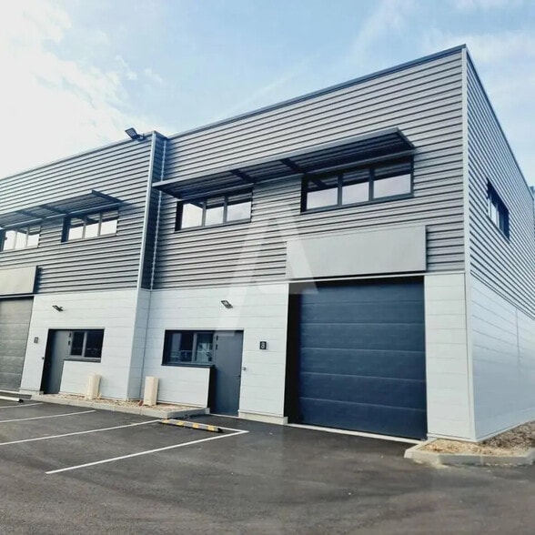 Light Industrial in Lieusaint to rent - Building Photo - Image 3 of 5