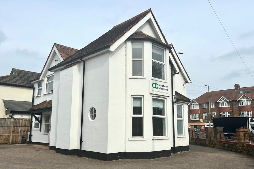 241 Chertsey Rd, Addlestone to rent - Building Photo - Image 3 of 7