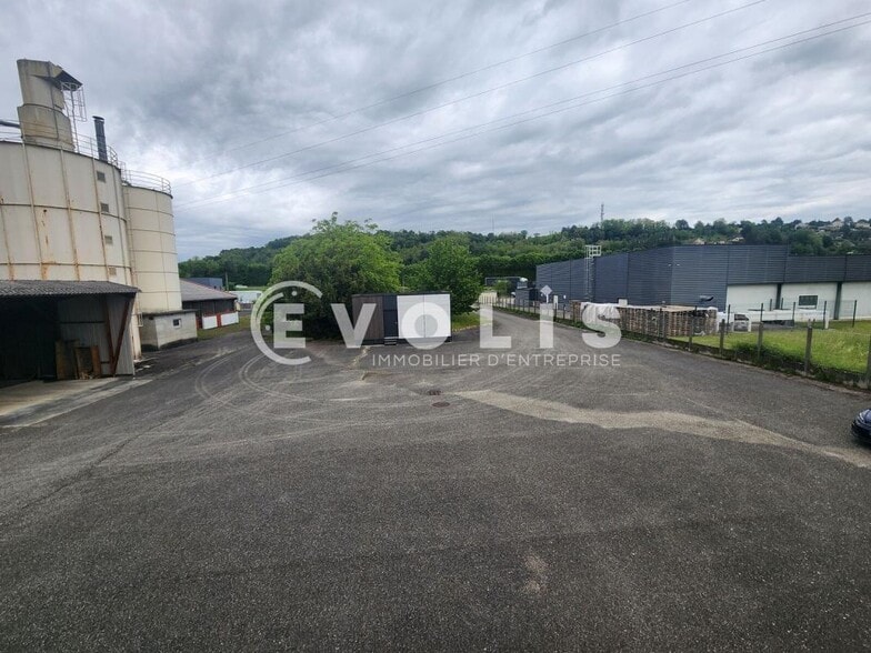 Light Industrial in Ruy-Montceau to rent - Building Photo - Image 2 of 9
