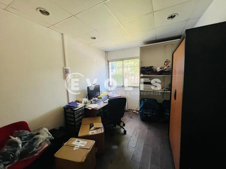 Office in Noisy-le-Grand to rent - Interior Photo - Image 2 of 3