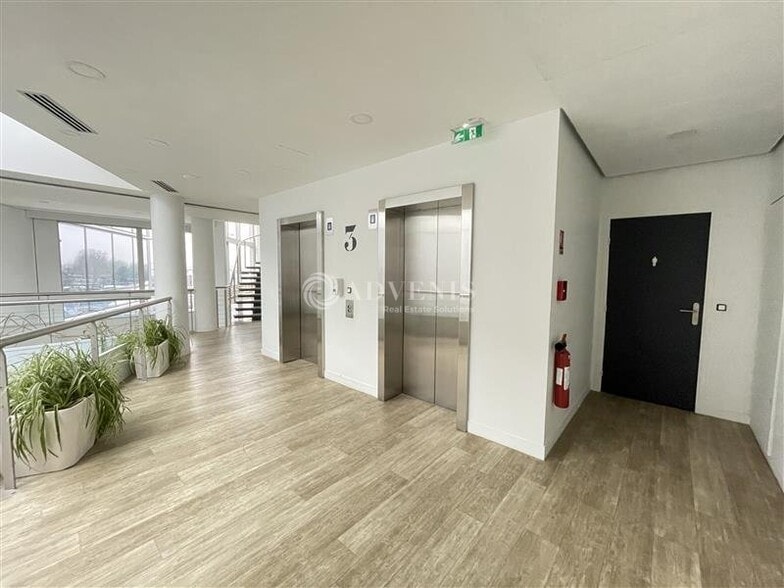 Office in Villepinte for sale - Lobby - Image 2 of 9