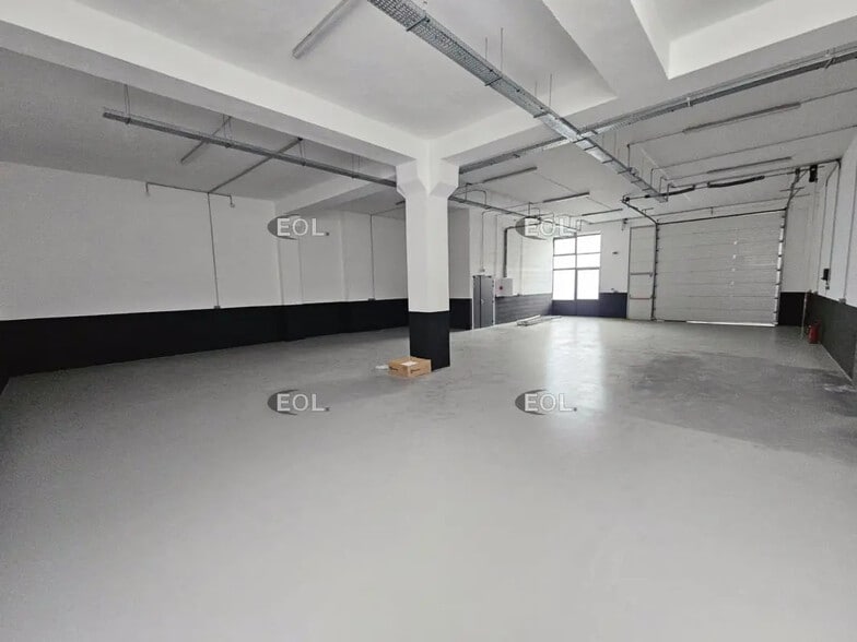 Light Industrial in Villejuif to rent - Interior Photo - Image 2 of 6