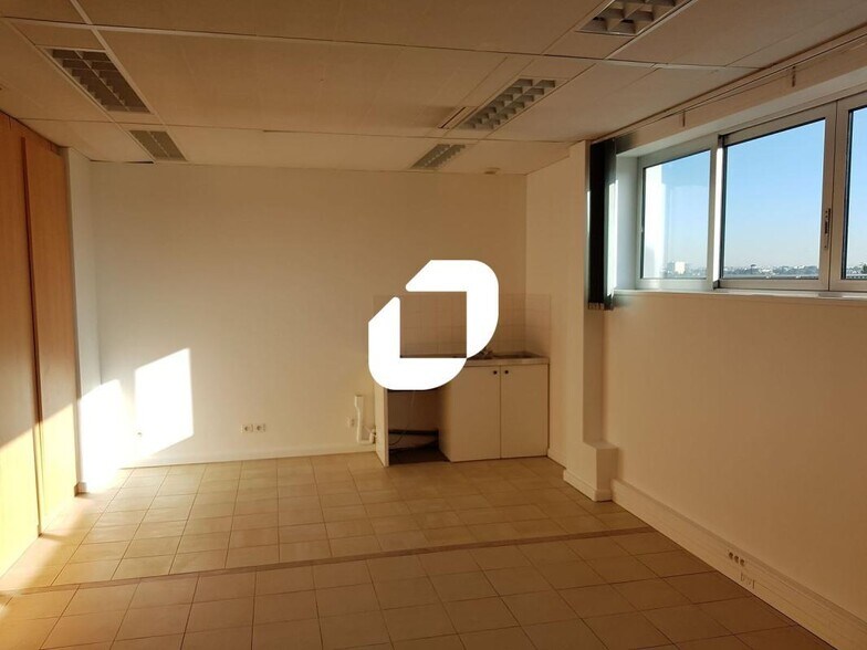 Light Industrial in Champigny-sur-Marne to rent - Building Photo - Image 2 of 9