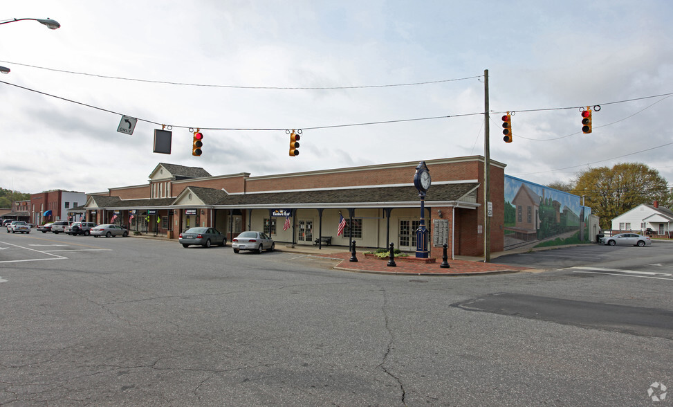 100-118 S Main St, Stanley, NC for rent - Primary Photo - Image 1 of 7