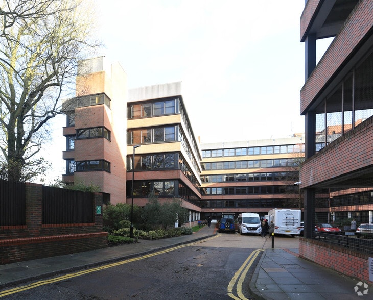 London Rd, East Grinstead, RH19 1UA UK