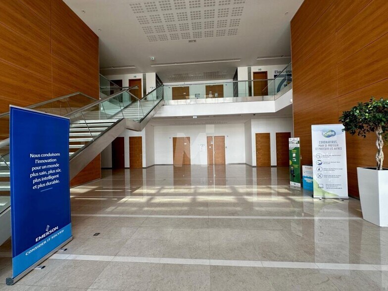Office in Rungis to rent - Lobby - Image 2 of 9