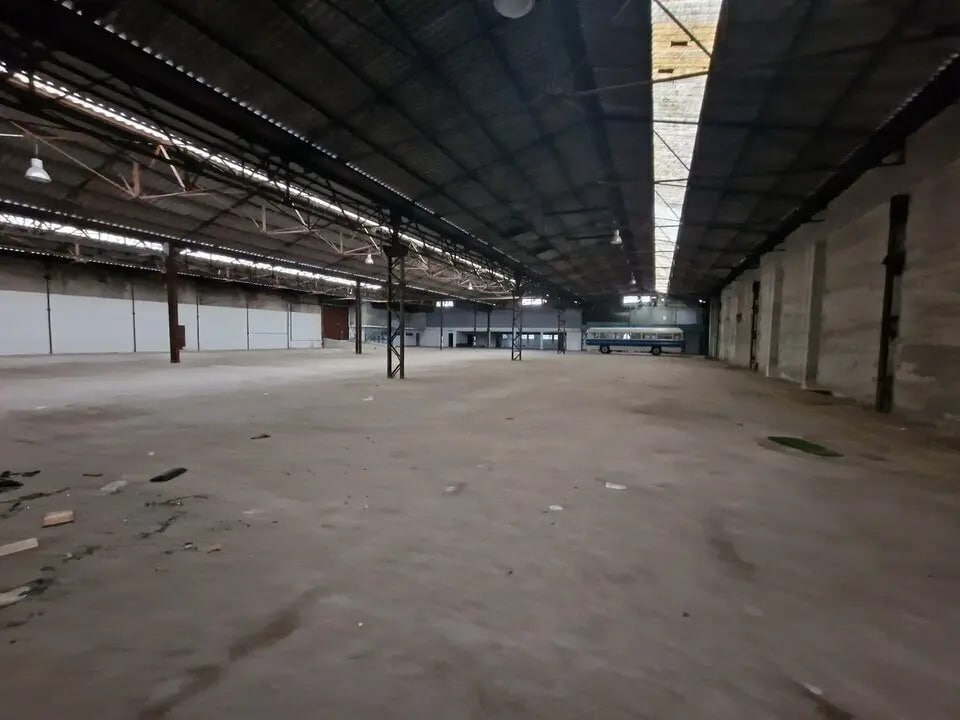 Location Entrepôt 2 131 m² - Photo 1