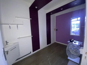 Retail in Versailles to rent Interior Photo- Image 2 of 6