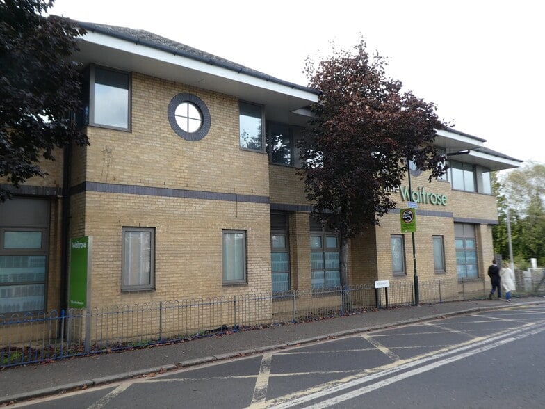 72 Oldfield Rd, Hampton to rent - Building Photo - Image 2 of 5