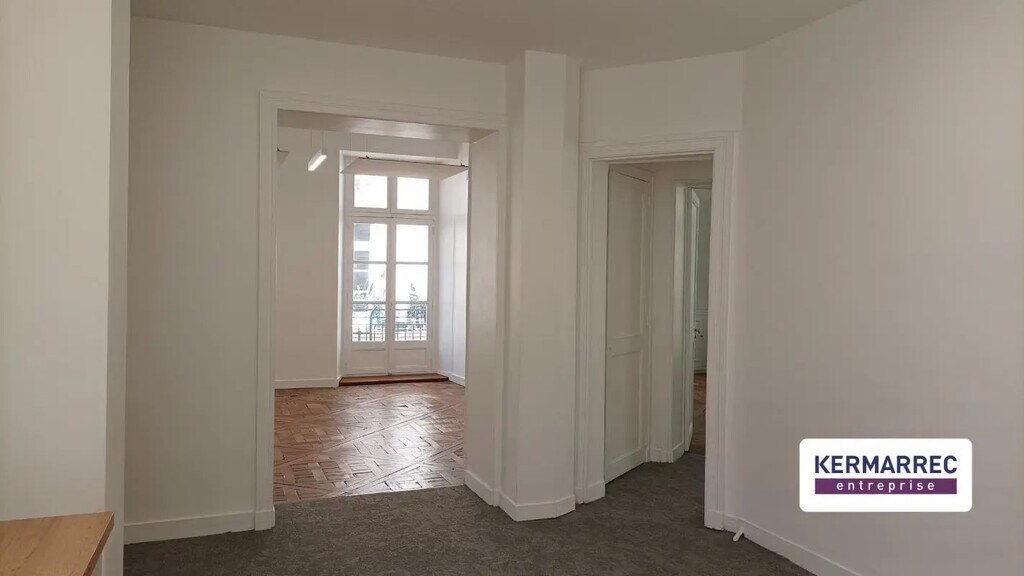 Location Bureaux 200 m² - Photo 1