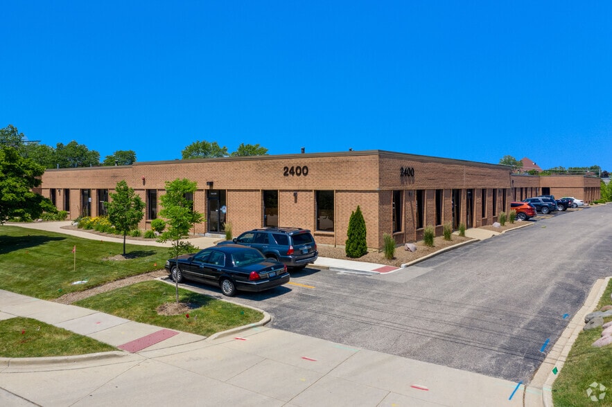 2200 N Stonington Ave, Hoffman Estates, IL for rent - Building Photo - Image 3 of 4