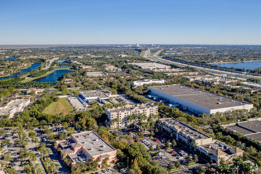 2201-2225 N Commerce Pky, Weston, FL for rent - Primary Photo - Image 3 of 3