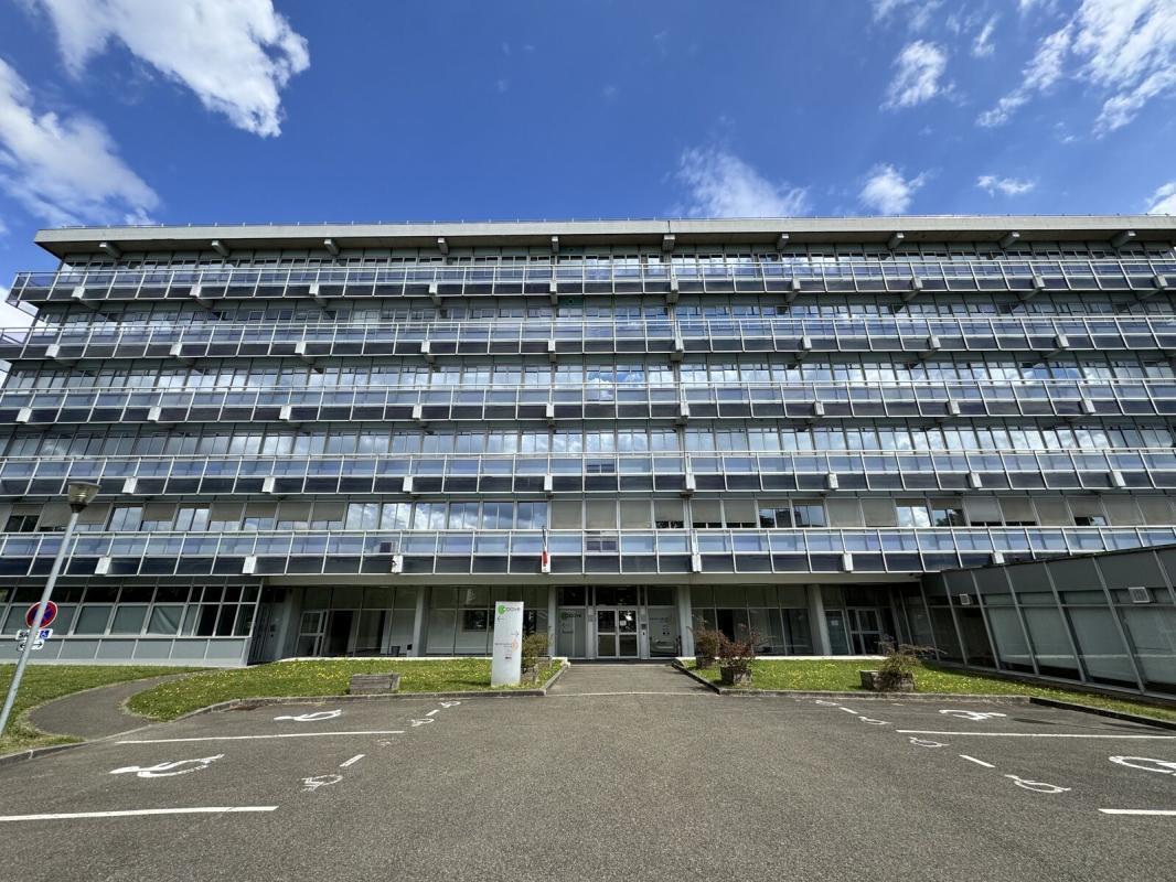 Office in Osny to rent Building Photo- Image 1 of 11
