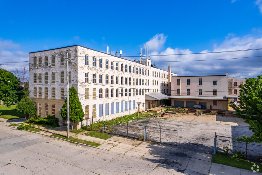 3100 W Meinecke Ave, Milwaukee, WI for sale - Primary Photo - Image 1 of 1