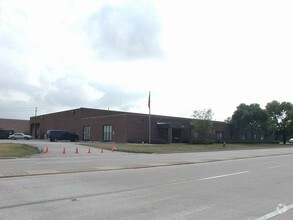 1555 Landmeier Rd, Elk Grove Village, IL for rent Building Photo- Image 1 of 3