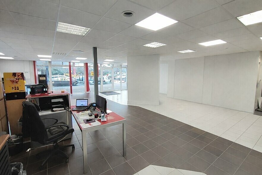Retail in Bourgoin-Jallieu to rent - Building Photo - Image 3 of 6